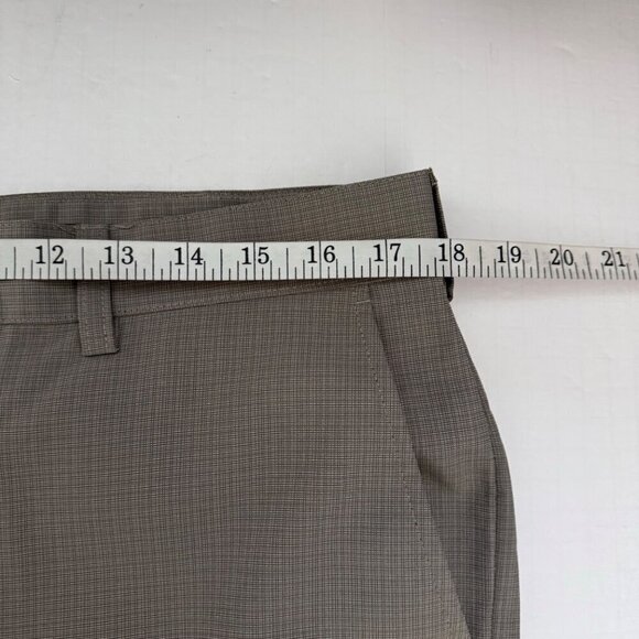 Izod Golf Shorts Beige Tan Men's Size 34 EUC Athletic Athleisure Preppy Classic - Picture 5 of 9